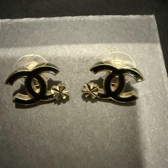 CHANEL Black and Gold Clover Earrings - Picture 3 of 11